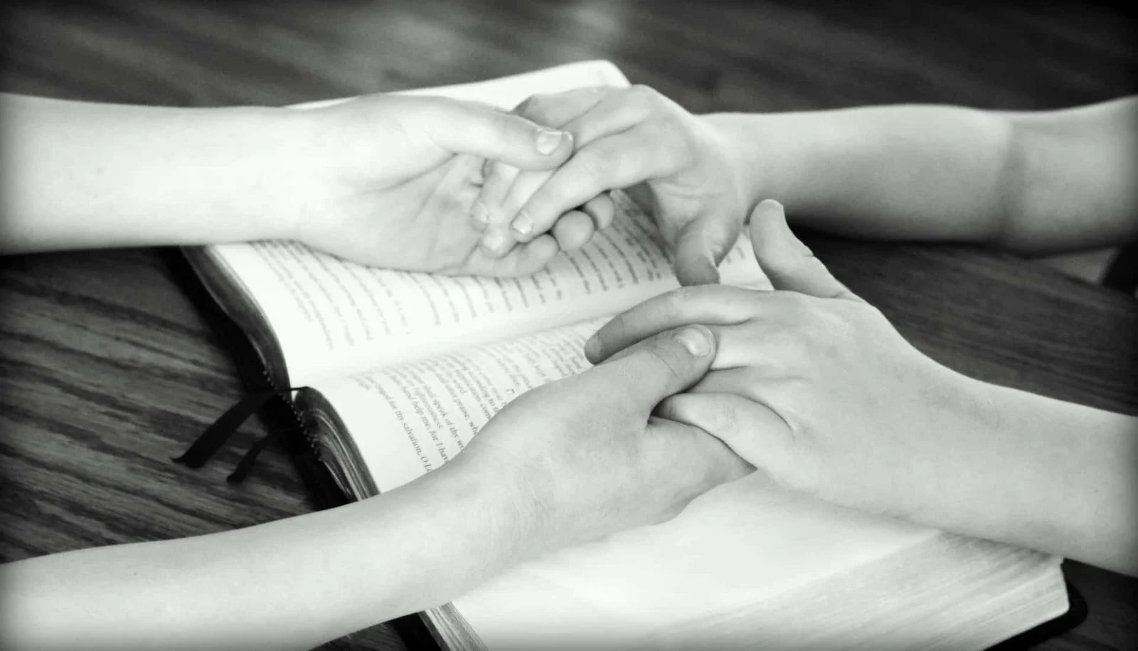 holding-hands-752878_1920